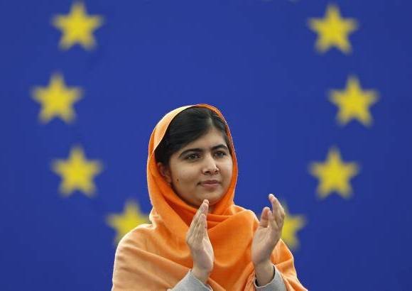 Reuters - Malala Yousafzai, en pleno Parlamento Europeo, recibe el premio Sajarov 2013.