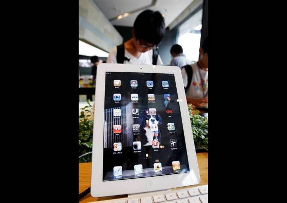 Reuters - Un tribunal de D&#252;sseldorf (Alemania) dio la raz&#243;n a Apple al dictar una orden temporal contra la distribuci&#243;n del nuevo dispositivo electr&#243;nico de su competidor en toda la Uni&#243;n Europea, a excepci&#243;n de Holanda.