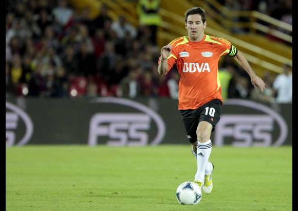 Mauricio Alvarado-Colprensa - As&#237; se complet&#243; el show, que en el final permiti&#243; el aplauso de los aficionados a Lionel Messi, quien fue sustituido por el brasile&#241;o Dani Alves a pocos minutos del final.