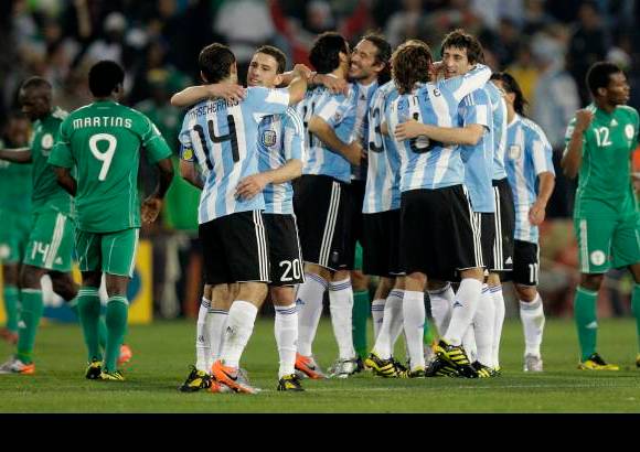 AP - Argentina, en el Grupo B, volvió a mostrar los mismos altibajos que había tenido en la eliminatoria suramericana y que generaron críticas de la prensa y los hinchas.