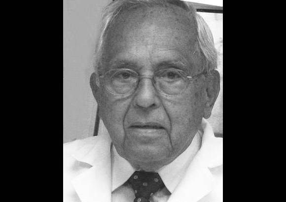 Alberto Villegas - Cirujano cardiovascular - &quot;Creo que un medio de comunicaci&#243;n como EL COLOMBIANO es vital para una ciudad. Es una forma de enterarse de lo que sucede y de conocer posiciones ecu&#225;nimes. Recuerdo cuando el doctor Alberto Vel&#225;squez me regal&#243; una plancha met&#225;lica de un art&#237;culo que hicieron sobre mi labor. La enmarqu&#233;&quot;.