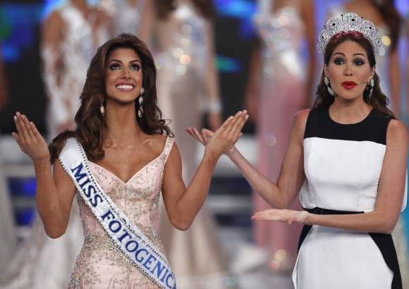 Reuters - Mariana Jim&#233;nez es la nueva Miss Venezuela. A su lado, la actual Miss Universo, la venezolana, Gabriela Isler.