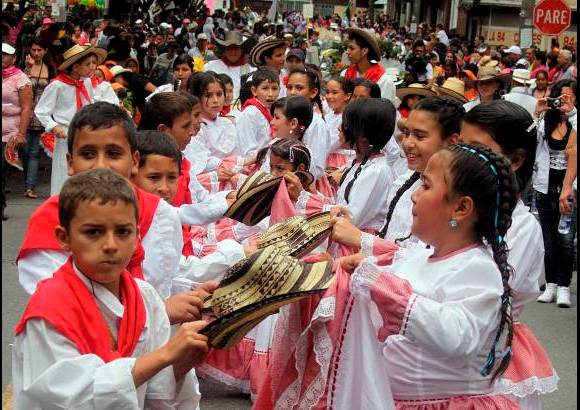 Julio C&#233;sar Herrera - Cerca de 50 instituciones educativas se dieron cita en el barrio La Floresta para darle la bienvenida a la Feria de las Flores con el tradicional desfile de sillteritos.
