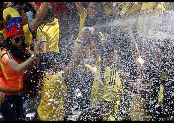 FOTOS JAIME P&#201;REZ - Y los &#225;nimos se alterar&#237;an m&#225;s, pero de felicidad, cuando el elenco tricolor abri&#243; el marcador por medio de James Rodr&#237;guez.