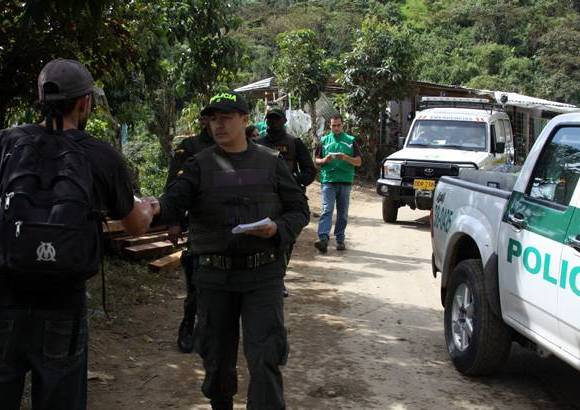 Foto cortes&#237;a Polic&#237;a Antioquia - El pasado martes, en el primer d&#237;a del operativo de evacuaci&#243;n, con acompa&#241;amiento de la Defensor&#237;a del Pueblo se les notific&#243; a estas personas que deb&#237;an salir de all&#237;.