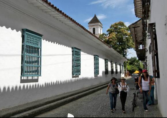 Cortes&#237;a de Antioquia Presente - En 1992 Antioquia Presente trabaj&#243; en la reubicaci&#243;n de habitantes de Bello expuestos a alto riesgo natural. Construy&#243; 92 viviendas y equipamiento urbano.