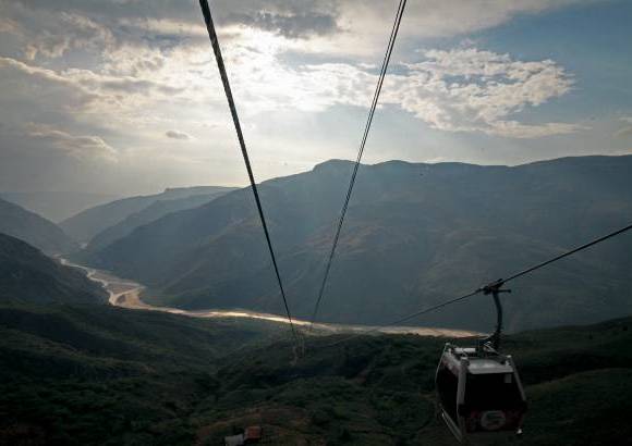 Henry Agudelo - Un extenso y empinado teleférico permite pasar de Panachi a La Mesa de los Santos, del otro lado del cañón.