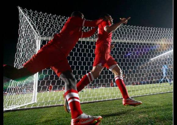 Reuters - Paolo Guerrero, delantero de Per&#250;, fue elegido como el mejor jugador del partido. Ac&#225; celebra la anotaci&#243;n que adelant&#243; a los peruanos en el encuentro.