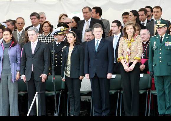 Raúl Palacios-Colprensa - El presidente Álvaro Uribe y la primera dama, Lina Moreno, compartieron palco con el mandatario electo Juan Manuel Santos y su esposa.