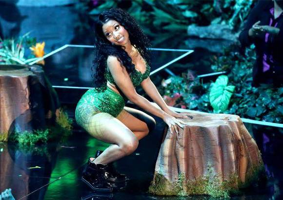AP - El show de dos horas estuvo m&#225;s tranquilo que en ediciones pasadas: el momento m&#225;s impactante fue cuando Nicki Minaj mene&#243; su trasero durante su interpretaci&#243;n de &quot;Anaconda&quot;...