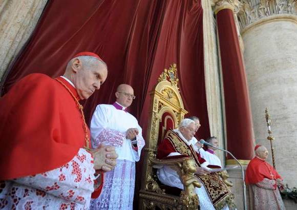 Reuters - Benedicto XVI agreg&#243; que ese es &quot;el gran mal, el gran pecado&quot;, del que los hombres no se pueden salvar si no es encomend&#225;ndose a Dios e invit&#243; a los fieles de todo el mundo a dirigirse al Ni&#241;o de Bel&#233;n y pedirle &quot;ven a salvarnos&quot;.