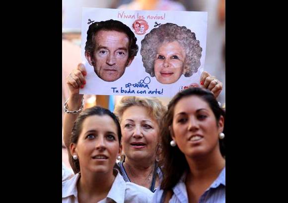 Reuters - Los espa&#241;oles manifestaron su apoyo en la ins&#243;lita boda.