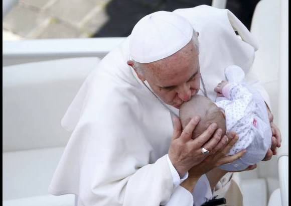Reuters - &quot;Nos ense&#241;a a ver el rostro de Jes&#250;s reflejado en el otro, a vencer la indiferencia y el individualismo, acogiendo a todos sin prejuicios ni reticencias, con aut&#233;ntico amor, d&#225;ndoles lo mejor de nosotros mismos y, sobre todo, compartiendo con ellos lo m&#225;s valioso que tenemos: Cristo y su Evangelio&quot;, subray&#243;.