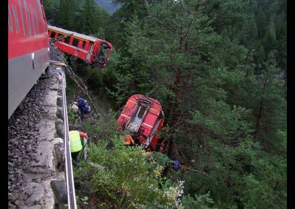 Reuters - Tres vagones de un tren de pasajeros se descarrilaron este mi&#233;rcoles y 11 personas resultaron heridas despu&#233;s que el convoy choc&#243; con los escombros de un deslizamiento de tierra en los Alpes.