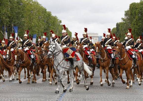 Reuters - Los caballos fueron una de las mejores atracciones, pues la belleza y el orden deslumbró a todos los que acudieron a la celebración de La Bastilla.
