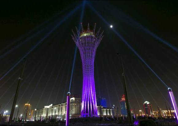 Reuters - Esta imagen es en Astana, Kazajstán. La luna se posa encima del monumento Baiterek, de 97 metros de altura y que se ilumina durante un espectáculo de luces.