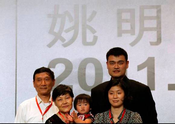 AP - Yao Ming, el centro de los Rockets de Houston, anunci&#243; oficialmente que una serie de lesiones en pie y pierna le obligaron a retirarse del baloncesto. Estuvo acompa&#241;ado por su familia: su esposa, Ye Li; su peque&#241;a hija Yao Qinlei, y sus padres.
