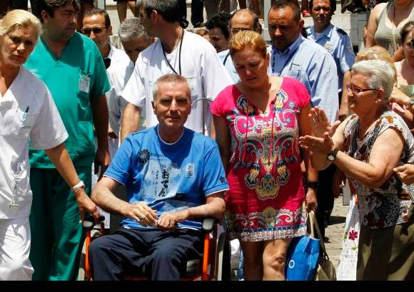 Reuters - El torero y ganadero espa&#241;ol Jos&#233; Ortega Cano, viudo de la cantante Roc&#237;o Jurado y padre de dos adolescentes colombianos, sali&#243; este lunes de la cl&#237;nica.