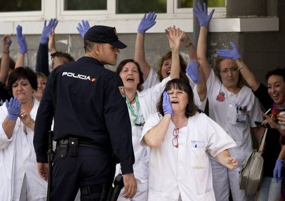 AP - Protesta de los m&#233;dicos del hospital Carlos III de Madrid, Espa&#241;a, ante la visita del primer ministro Mariano Rajoy.