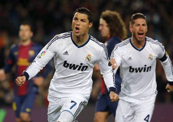 AP - La estrella del Real Madrid anotó por sexta vez consecutiva en un clásico en el Camp Nou y superó la marca de Messi (cinco en el Bernabéu).