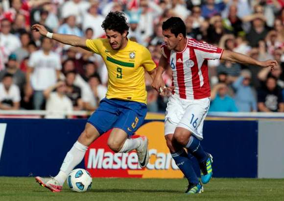 Reuters - Alexandre Pato dej&#243; escapar una ocasi&#243;n dorada a los 20 minutos, en que el arquero Justo Villar le tap&#243; una entrada franca luego de una bonita triangulaci&#243;n con Ganso y Jadson.