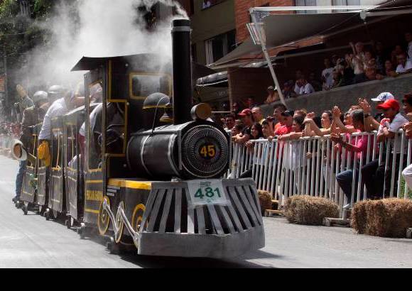 Hernán Vanegas - Un tren, que recordó las épocas del tranvía en Medellín y que fue fabricado durante cuatro semanas por Vicente Isaza, se robó las miradas y el premio mayor (ganador absoluto) en el XXII Festival de Carros de Rodillos.