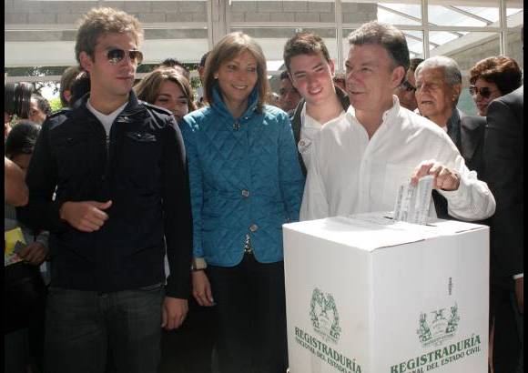 Colprensa - Casi sobre las 10:00 de la mañana, el candidato presidencial, Juan Manuel Santos y su esposa, María Clemencia Rodríguez, acompañados de sus hijos, ejercieron el derecho al voto en las instalaciones del Liceo Francés, al norte de Bogotá.