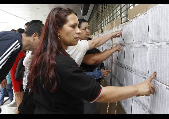 Donaldo Zuluaga - En el Palacio de Exposiciones, las mujeres ejercieron su derecho al voto en las diferentes mesas que estuvieron dispuestas para las elecciones al Senado, C&#225;mara y Parlamento Andino.