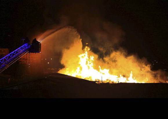 Manuel Saldarriaga - El incendio se presentó en la madrugada de este miércoles en el barrio Primavera del Municipio de Envigado. La conflagración comenzó en un deposito de maderas y las llamas alcanzaron cerca de 30 metros.