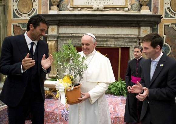 REUTERS - Messi explicó que no pudo hablar directamente con Francisco porque había mucha gente, pero afirmó que se hace cargo de la petición de que den buen ejemplo dentro y fuera del campo.