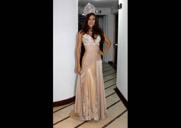Edwin Bustamante - El traje de gala est&#225; confeccionado en chif&#243;n de seda con base en sat&#237;n licrado.
