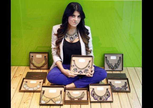 Manuel Saldarriaga - Marzela Serna dise&#241;&#243; un empaque especial para sus collares. Los trata como verdaderas joyas.