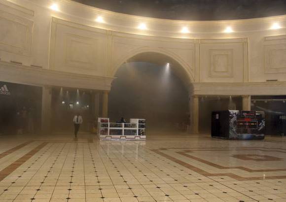 AP - El fuego, cuyo origen a&#250;n se desconoce, destruy&#243; tambi&#233;n partes del techo del centro comercial Villagio, agreg&#243; Al Duhaimi.