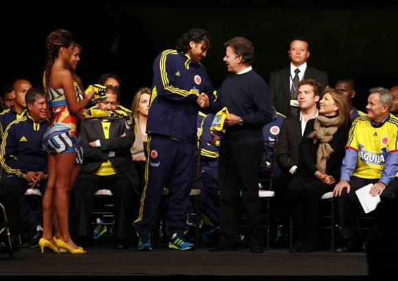 Colprensa - La bandera fue recibida por el capitán de la selección Colombia, Mario Alberto Yepes.