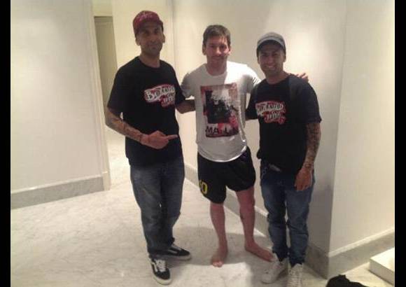 FOTO CORTES&#205;A - Lionel Messi le rindi&#243; homenaje a su hijo Thiago, quien naci&#243; el pasado mes de noviembre. En su pierna izquierda, el astro del f&#250;tbol, se tatu&#243; el nombre y la silueta de las dos manos del peque&#241;o Thiago.