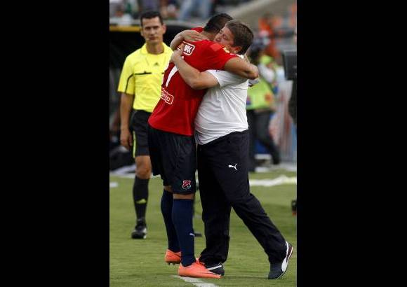 Foto Manuel Saldarriaga - Este fue el cabezazo que abrió el marcador en el Atanasio.