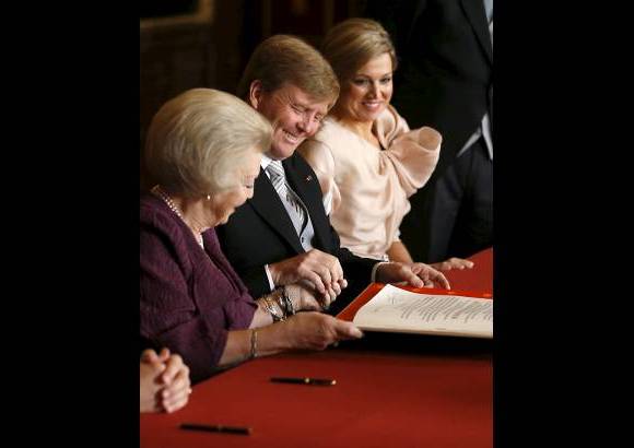 AP - Antes de la ceremonia se realizó la firma del acta de abdicación por parte de la reina Beatriz para cederle el trono a su hijo Guillermo.