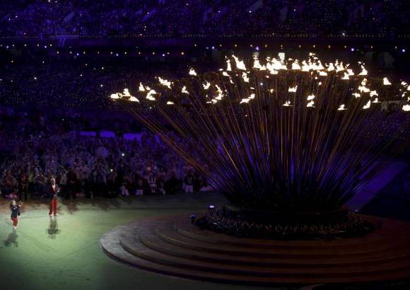 Reuters - Los atletas británicos Jonnie Peacock y Ellie Simmonds se encargaron de apagar el pebetero que ha iluminado el estadio desde el pasado 29 de agosto, tiempo durante el que más de 2,7 millones de espectadores han acudido a ver la competición.