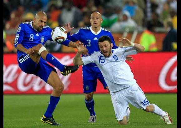 Reuters - La derrota dejó afuera a Grecia, que se quedó con tres puntos. Corea del Sur se llevó la segunda plaza del grupo al igualar 2-2 con Nigeria. Los coreanos sumaron cuatro unidades y los nigerianos dos.