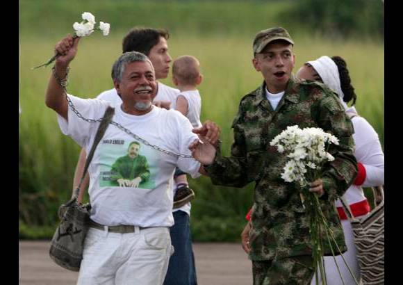 Reuters - Gustavo Moncayo, padre del uniformado y Mar&#237;a Stella Cabrera, la madre, le entregaron margaritas blancas.