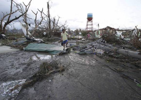 AP - Un poderoso tifón devastó la zona central de Filipinas, provocando la muerte de más de mil personas.