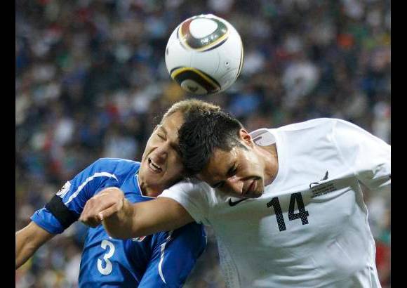 Reuters - Los jugadores italianos llevaron brazalete negro en señal de duelo por el fallecimiento de Roberto Rosatto, que jugó con Italia los Mundiales de 1966 y 1970.