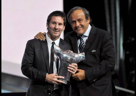 Reuters - La Uefa le otorgó el premio al argentino por encima de su compañero de equipo Xavi Hernández y del atacante portugués, Cristiano Ronaldo, por su destacada actuación en la pasada Liga de Campeones. En la imagen aparece con el presidente de la Uefa, Michel Platini. El rosarino fue elegido tras la votación que hicieron 53 periodistas europeos.