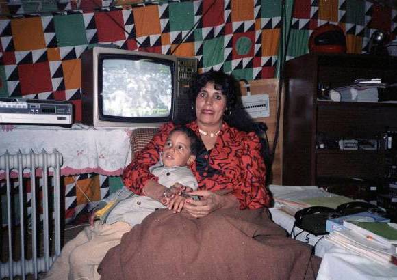 Reuters - Sofiya Gadafi, esposa del l&#237;der libio Muamar el Gadafi, posa con uno de sus hijos en su tienda beduina en el barrio de Bab El-Assaria cuarteles en las afueras de Tr&#237;poli, imagen del 12 de enero 1986.