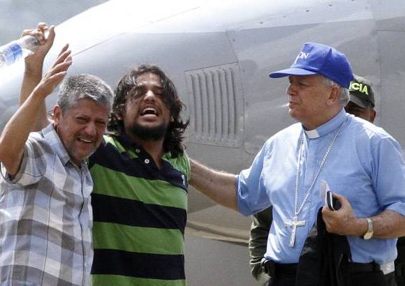 Fotos: Donaldo Zuluaga - Visiblemente feliz, el ingeniero lleg&#243; al aeropuerto acompa&#241;ado de la comisi&#243;n del CICR, y del padre Francisco de Roux. Viva la libertad, fueron sus primeras palabras, tras la liberaci&#243;n.