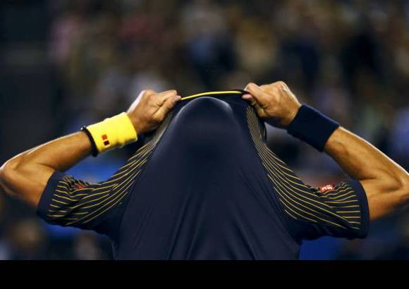 Reuters - Esta vez, Djokovic no se desgarró la camiseta como lo hizo el año pasado, después de su épica victoria sobre el español Rafael Nadal en cinco horas y 53 minutos. Simplemente bailó un poco, miró al cielo y aplaudió al público, tras un esfuerzo de 3:40 horas.