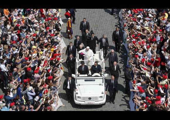 Reuters - El Papa argentino a&#241;adi&#243; que esta primera santa &quot;nacida en la hermosa tierra colombiana&quot; ense&#241;a a los hombres a ser generosos con Dios.