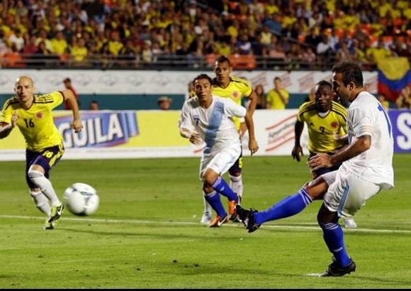 AP - El descuento de Guatemala lo anotó el volante creativo José Contreras, tras un penal inexistente que sancionó el árbitro del partido.