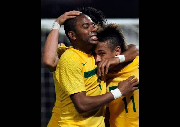 Reuters - Las estrellas brillaron cuando Brasil m&#225;s las necesitaba y los auriverdes superaron 4-2 a Ecuador para clasificarse a los cuartos de final como l&#237;der del Grupo B de la Copa Am&#233;rica.