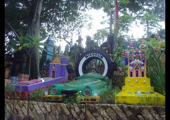 Liliana Vélez de Restrepo - Llamativas tumbas se destacan en el cementerio de X-caret.
